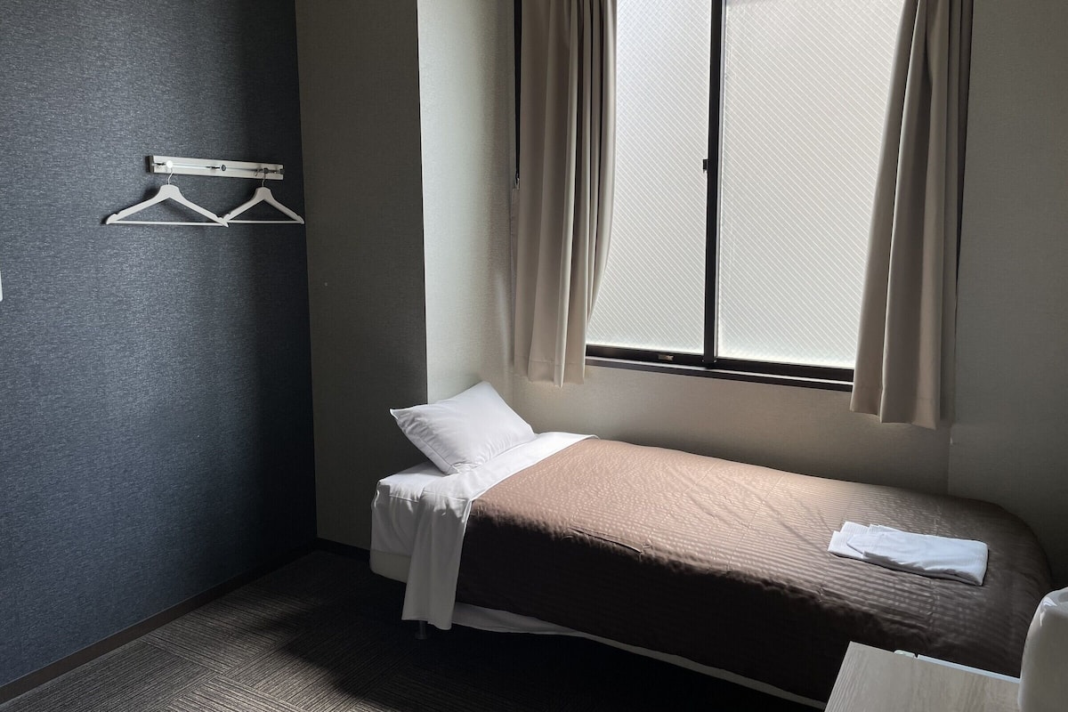 笔记本电脑工作区、免费 WiFi、床单