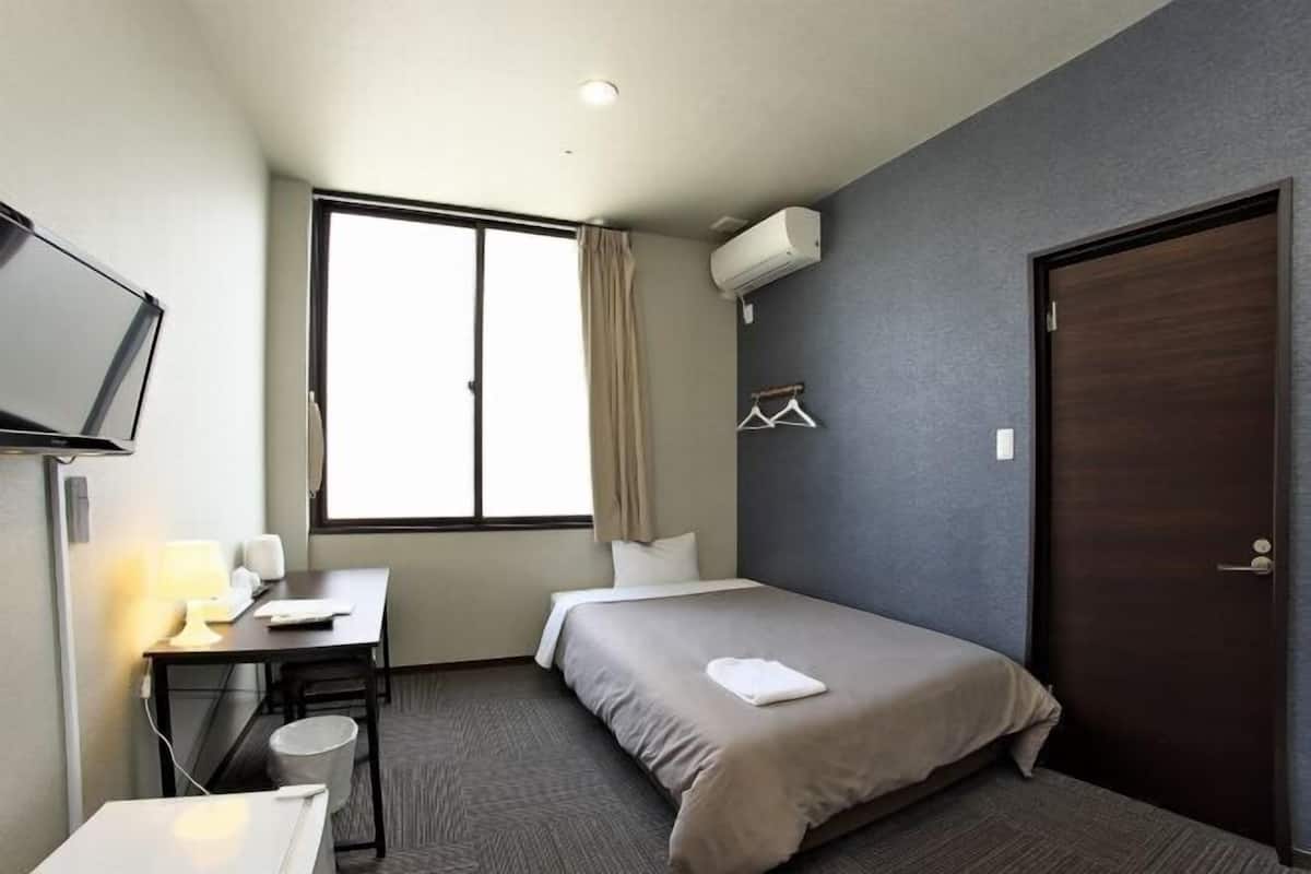 Laptop workspace, free WiFi, bed sheets