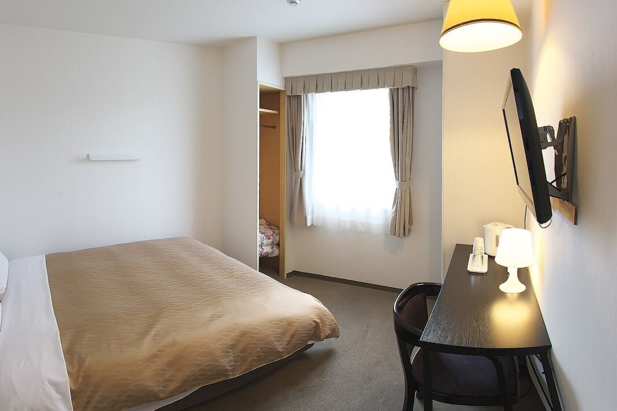 Laptop workspace, free WiFi, bed sheets