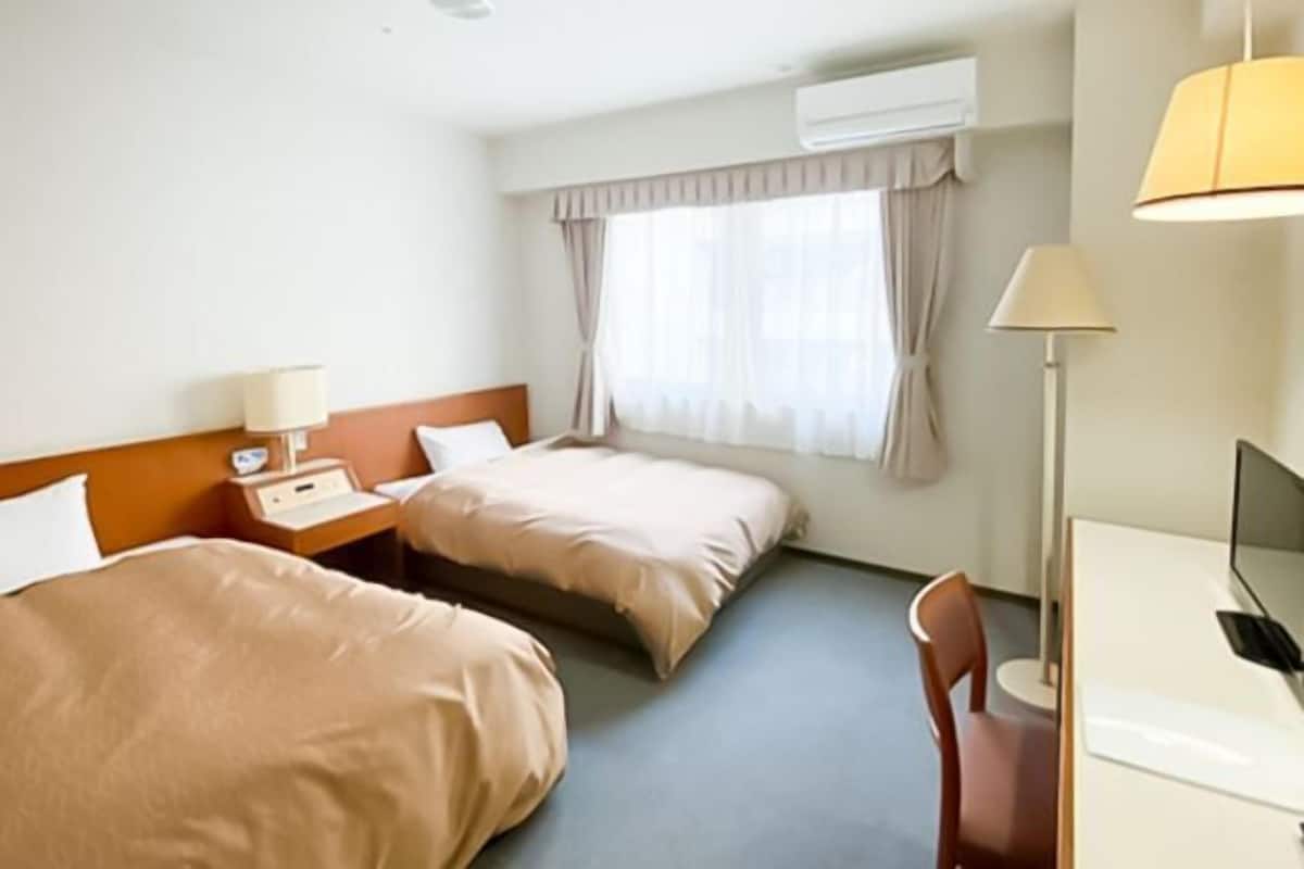 Laptop workspace, free WiFi, bed sheets