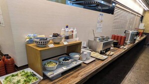 Un buffet proposant une variété de plats et d'accompagnements.