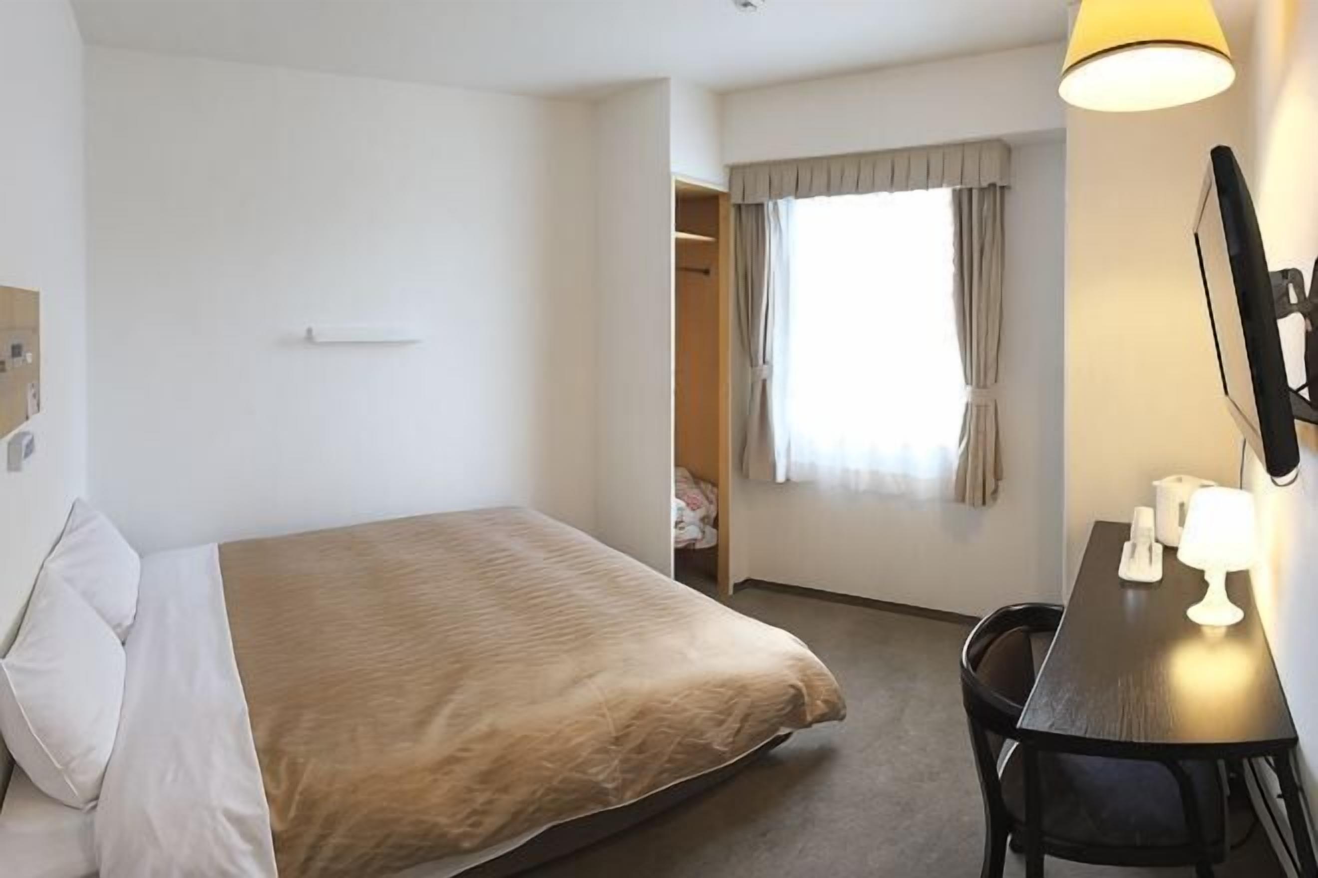 Laptop workspace, free WiFi, bed sheets