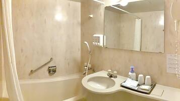 Ensemble douche/baignoire, articles de toilette gratuits, sèche-cheveux