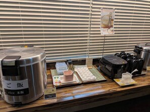 每日付費供應吃到飽自助式早餐
