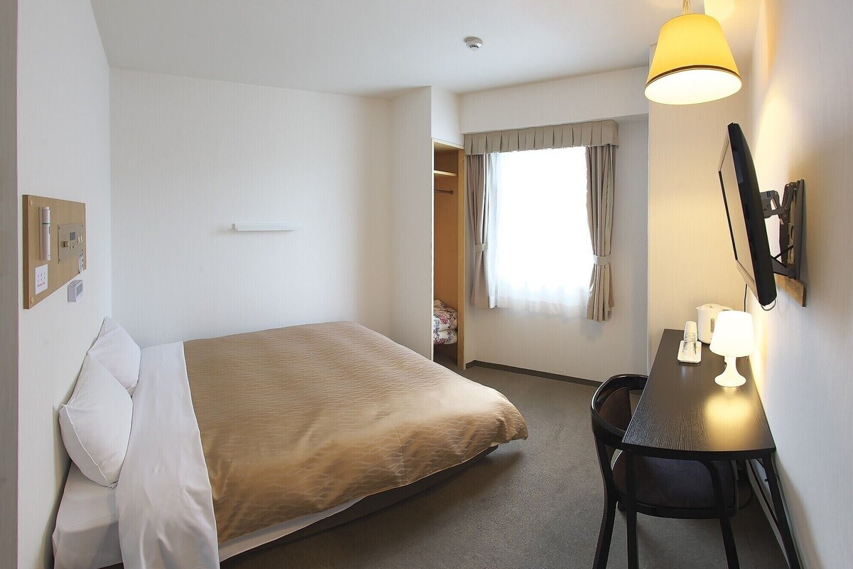 Laptop workspace, free WiFi, bed sheets