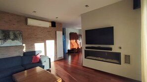 Televisión, chimenea y estéreo 