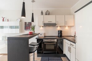 Fridge, oven, coffee/tea maker, electric kettle
