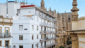A multi-story building with balconies, a courtyard, and a historic tower. - Deluxe Penthouse Giralda Views, 3Bd 2Bt, 7 people, Parking optional (Sevilla)