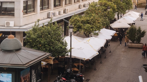 A multi-story building with balconies and a cathedral in the background. - Deluxe Penthouse Giralda Views, 3Bd 2Bt, 7 people, Parking optional (Sevilla)