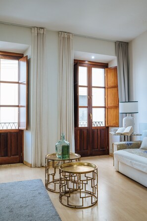 TV connectée, livres, espaces bureaux