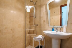 Shower, hair dryer, bidet, towels - Deluxe Penthouse Giralda Views, 3Bd 2Bt, 7 people, Parking optional (Sevilla)