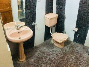 Habitación Premium | Baño | Regadera, amenidades de baño gratuitas, pantuflas, toallas