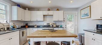 Coastal bungalow with large yard, beautiful kitchen, & great location