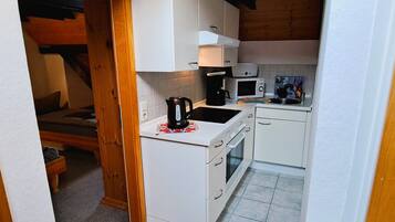 Kühlschrank, Mikrowelle, Ofen, Wasserkocher mit Kaffee-/Teezubehör