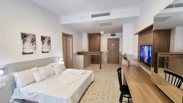 1 bedroom, minibar, desk, laptop workspace