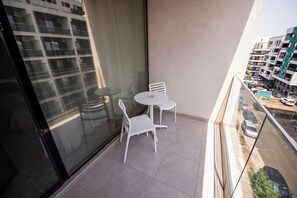 Minibar, bureau, espace de travail pour ordinateur portable