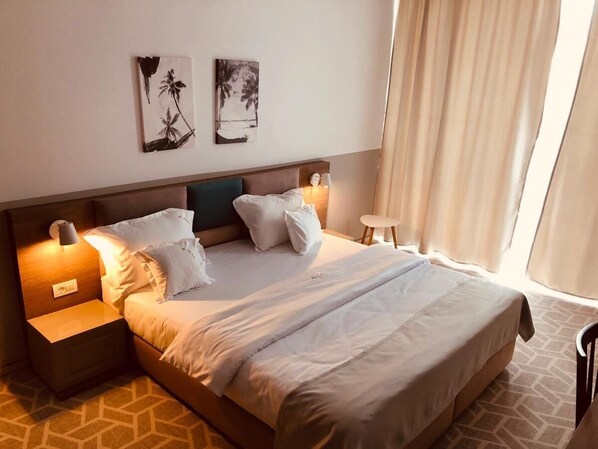 Minibar, desk, laptop workspace, blackout curtains - Hotel Clas Mamaia Nord (Navodari)