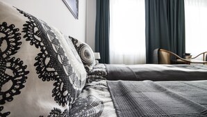 Habitación cuádruple clásica, baño compartido (Hamburg) | Ropa de cama hipoalergénica y cortinas blackout