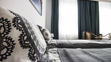 Classic Quadruple Room, Shared Bathroom (Hamburg) | Hypo-allergenic bedding, blackout drapes, iron/ironing board, free WiFi