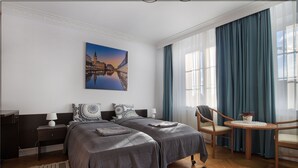 Habitación cuádruple clásica, baño compartido (Hamburg) | Ropa de cama hipoalergénica y cortinas blackout