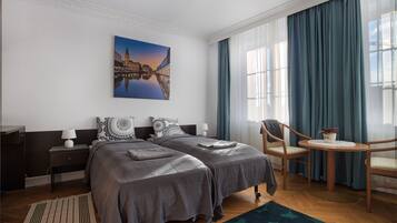 Classic Quadruple Room, Shared Bathroom (Hamburg) | Hypo-allergenic bedding, blackout drapes, iron/ironing board, free WiFi