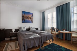 Classic-Vierbettzimmer, Gemeinschaftsbad (Hamburg) | Allergikerbettwaren, Verdunkelungsvorhänge, Bügeleisen/Bügelbrett