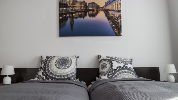 Habitación cuádruple clásica, baño compartido (Hamburg) | Ropa de cama hipoalergénica y cortinas blackout