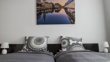 Classic Quadruple Room, Shared Bathroom (Hamburg) | Hypo-allergenic bedding, blackout drapes, iron/ironing board, free WiFi