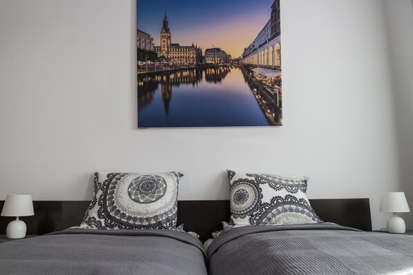 Classic-Vierbettzimmer, Gemeinschaftsbad (Hamburg) | Allergikerbettwaren, Verdunkelungsvorhänge, Bügeleisen/Bügelbrett