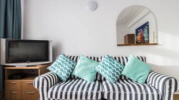 Chambre Quadruple Familiale, salle de bains commune (Stockholm) | Literie hypoallergénique, rideaux occultants, fer et planche à repasser