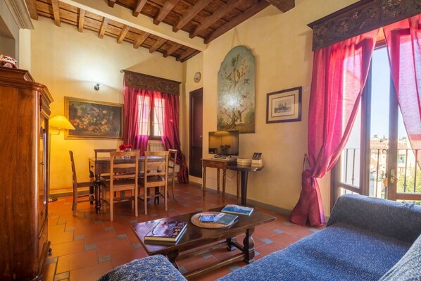 TV - Oltrarno Apartment in Florence (Firenze)