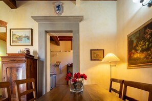 Dining - Oltrarno Apartment in Florence (Firenze)