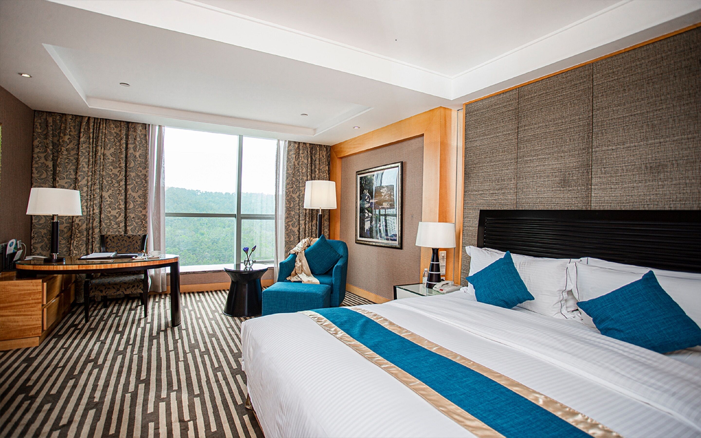 club floor king bed deluxe room | minibar, in-room safe, desk, blackout curtains