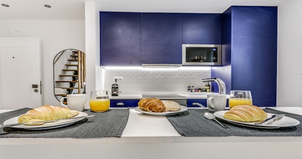 Appartement Supérieur | Coin cuisine privé | Réfrigérateur, micro-ondes, four, plaque de cuisson