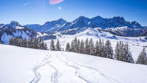A snowy mountain landscape with clear skies and a ski trail. - Hotel Abendrot by Alpeffect Hotels (Ischgl)