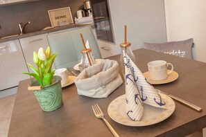 Kühlschrank, Ofen, Geschirrspüler, Wasserkocher mit Kaffee-/Teezubehör