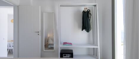 Una camera da letto con un letto, un armadio e un tavolino.