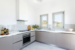 Réfrigérateur, four, lave-vaisselle, cafetiÚre/bouilloire
