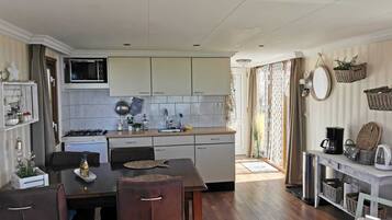 Fridge, stovetop, coffee/tea maker, electric kettle