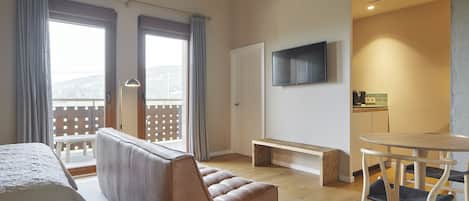Deluxe kamer | Donzen dekbedden, een minibar, een kluis op de kamer