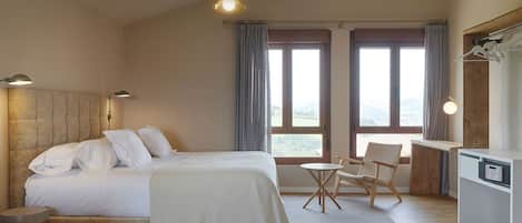 Junior Suite | Dundyner, minibar, pengeskab på værelset, individuelt design