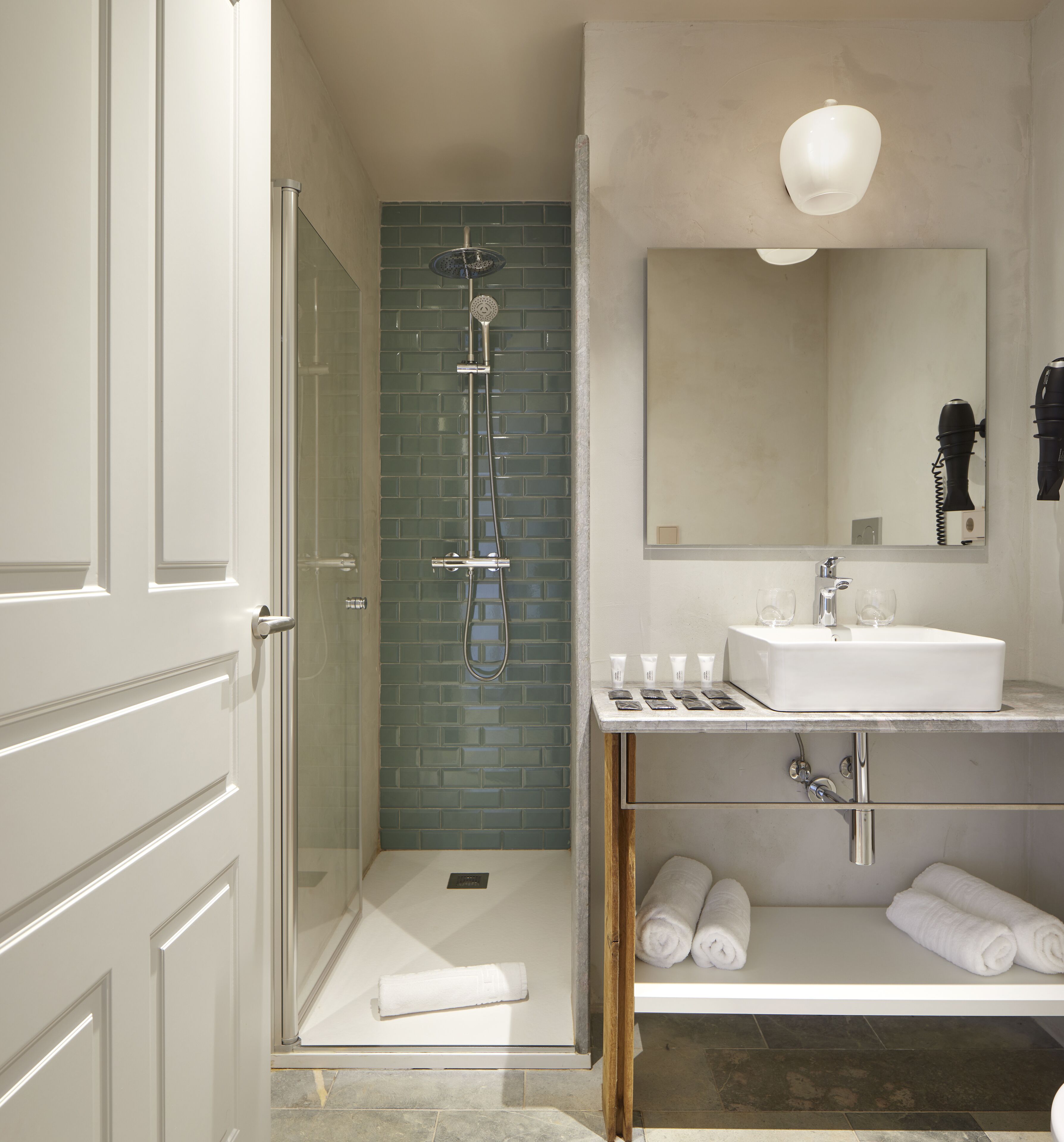 Superior kamer | Badkamer | Een douche, gratis toiletartikelen, een haardroger, handdoeken