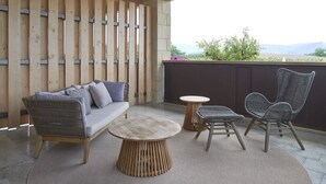 A balcony with a wooden fence, a sofa, two chairs, and a round table. - Olivi1948 - Boutique Guesthouse (Usurbil)