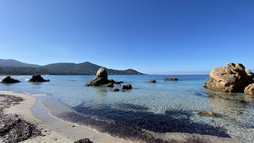 En la playa y camastros
