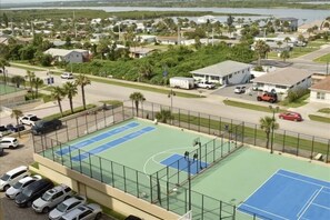 Zona residencial amb pista de tennis, cases i carretera.