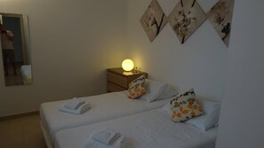 2 makuuhuonetta, tallelokero huoneessa, vauvan matkasänky