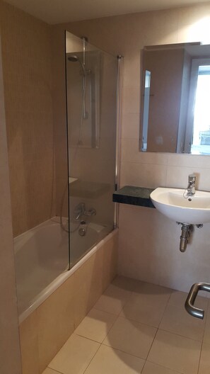 Suihku, hiustenkuivaaja, pyyhkeet, saippua