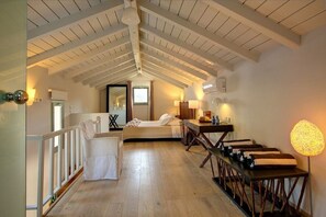 3 chambres, coffres-forts dans les chambres, fer et planche à repasser