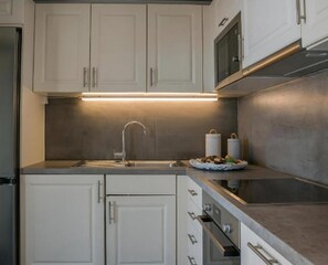 冷蔵庫、オーブン、コンロ、食器洗い機