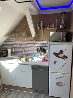 Réfrigérateur, micro-ondes, four, plaque de cuisson